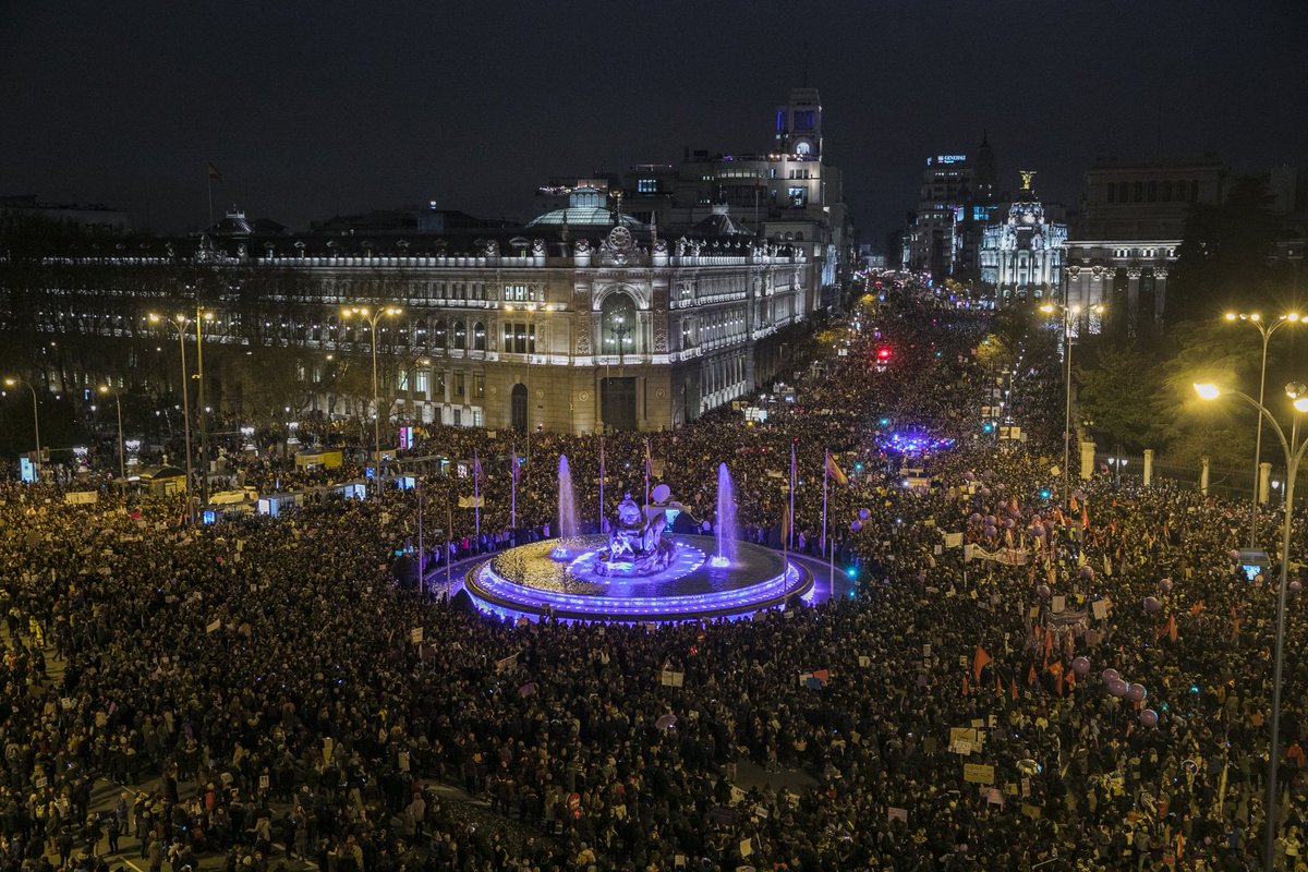 el_pais's tweet photo. La Cibeles en Madrid, rodeada por el #DíadelaMujer #8deMarzoHuelgaFeminista https://t.co/Ku1A43HyXY La foto es de @Charlie_photo https://t.co/j9O97UpqdH