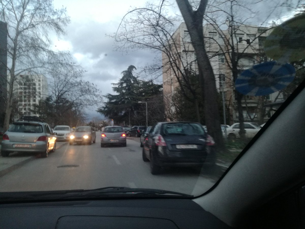Сте прскале ли против пајаци во Козле за празников? Кажете да не пцујам секое проаѓање.
Гостите од кафана Чашка упорно се паркираат на сред лента, случајно да не го ослабат крмакот ако поодат една минута. На 192 добивам едно добро ќе пратиме и не праќаат. <a href="/OpstinaKarpos/">Opstina Karpos (Municipality of Karposh)</a> <a href="/sbogoev/">Стефан Богоев</a>
