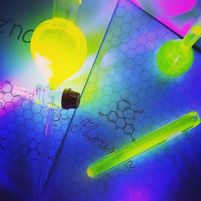 mybenznote's tweet photo. Do you know why fluorescein fluorescence under UV? 🤔
🤔
🤔
🤔

By:@miroslav_chemistry 🎈  #fluorescein #fluorescencia #uv #ultraviolet #light #dark #chemistry #scientist #scienceart #analyze #chemexperiments #kimia #medicine #mybenznote #molecule #st… https://t.co/nIZb4DkSHr https://t.co/2gU3jS2E0M