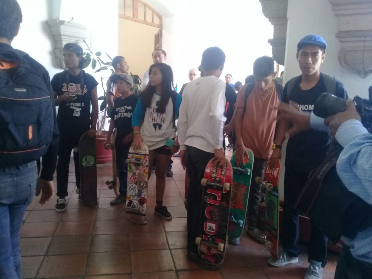 nvinoticiasoax's tweet photo. #EnImagen| Comunidad skate de #Oaxaca se manifiesta en el Palacio Municipal en contra de la prohibición de este deporte en espacios públicos de la capital. https://t.co/3K44YKaEGx