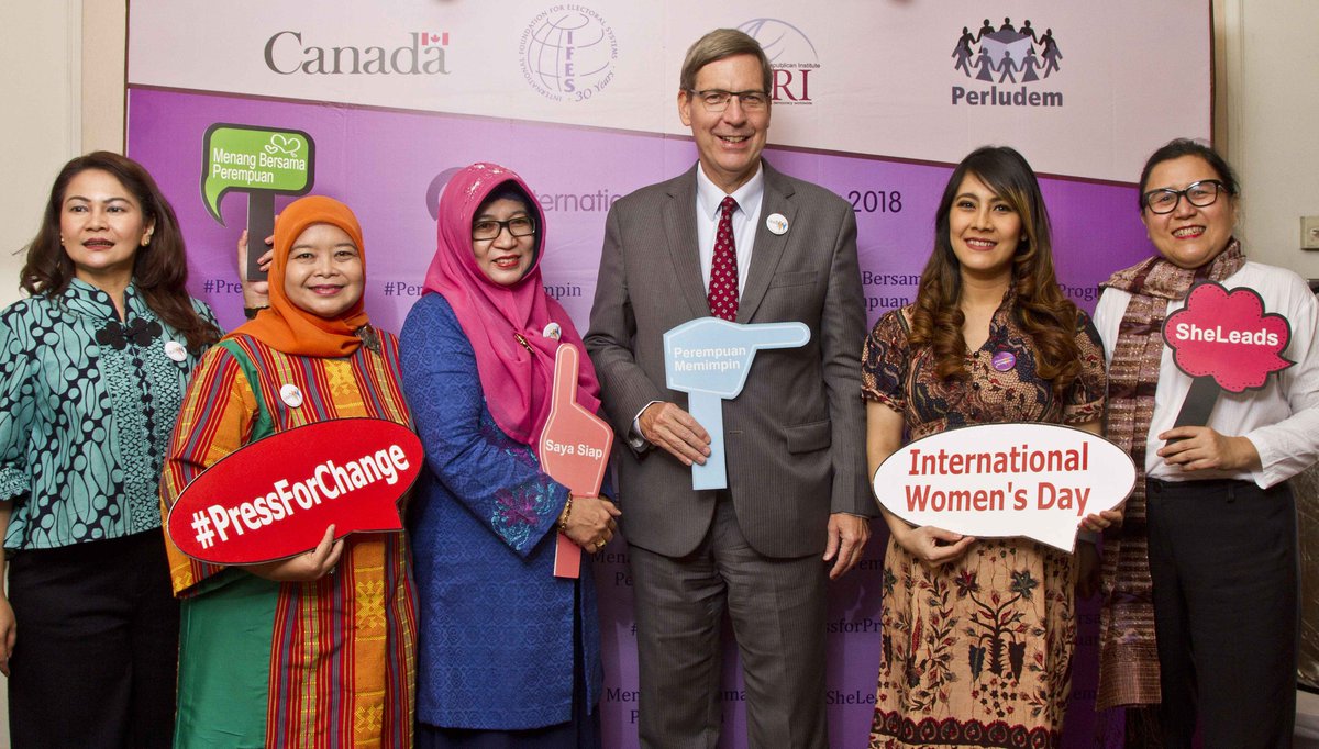IFES1987's tweet photo. "Having women and girls as full participants in public life, in the business world and in government leads to better decision-making that improves the quality of life for all citizens” – @AmbMacArthur at #IWD2018 event hosted with @DevCanada support in #Indonesia. https://t.co/K4bwVrduSV