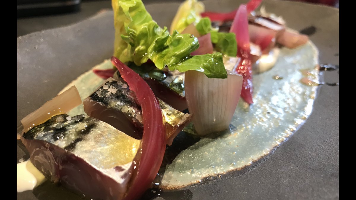 Caballa ahumada, crema de yogur de oveja y encurtidos. Platazo de <a href="/b0tYjou/">Ignacio Rumbero</a>