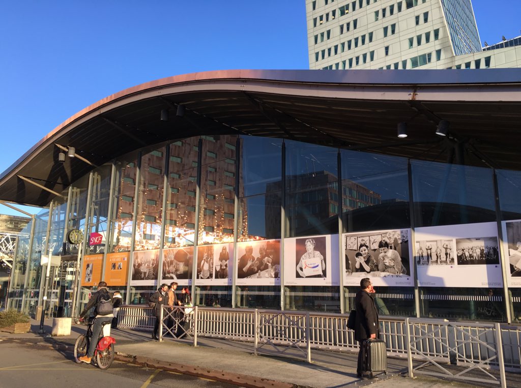 CelineCzermak's tweet photo. Ciel bleu sur Lille Europe pour accueillir la touchante expo photos de Christelle et Jérôme Bujakiewicz. 
Obj. Sensibiliser à la lutte contre le cancer &amp; valoriser le travail quotidien des acteurs &amp; bénévoles.
Je me ligue Et vous ?
@LigueCancerNord #SNCF
📎https://t.co/S08bmkVebV https://t.co/NmOEOHH9py