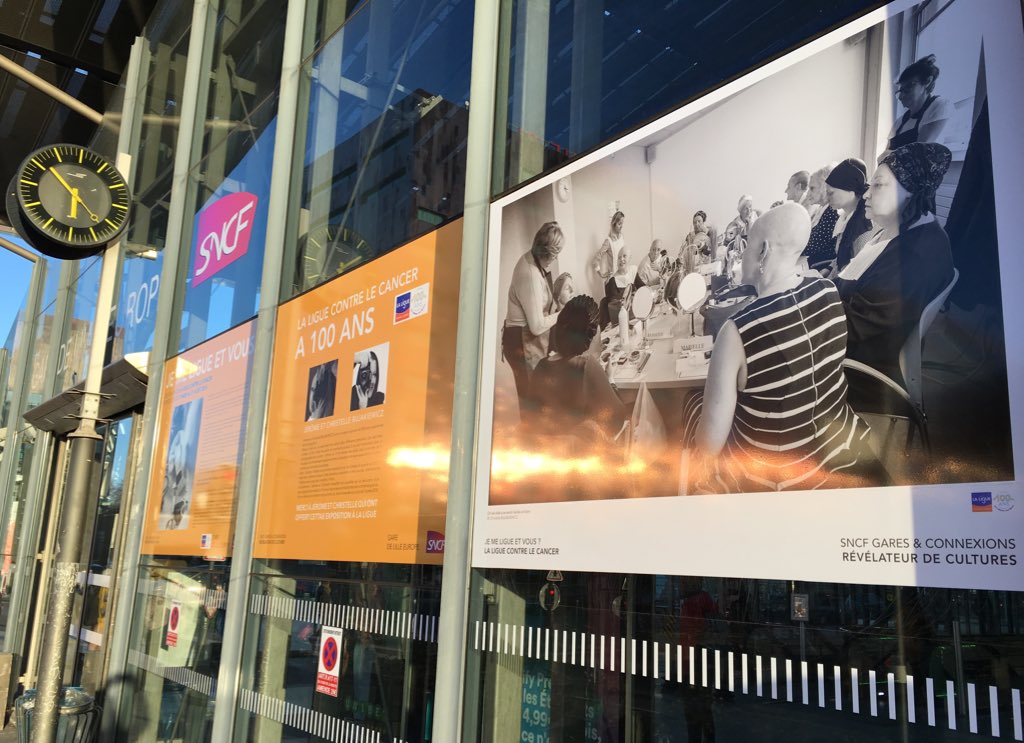 CelineCzermak's tweet photo. Ciel bleu sur Lille Europe pour accueillir la touchante expo photos de Christelle et Jérôme Bujakiewicz. 
Obj. Sensibiliser à la lutte contre le cancer &amp; valoriser le travail quotidien des acteurs &amp; bénévoles.
Je me ligue Et vous ?
@LigueCancerNord #SNCF
📎https://t.co/S08bmkVebV https://t.co/NmOEOHH9py