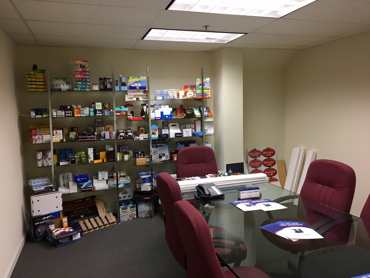 PremiumPaperbox's tweet image. PREMIUM Paper Box's office! This is where the magic happens and where your vision to expand your company begins here! #GrowYourBusiness #CreativeBoxes #CreativeDesignsInMiami #BoxesDesigns #HialeahBoxes #OpalockaBoxes #HelpInMiami