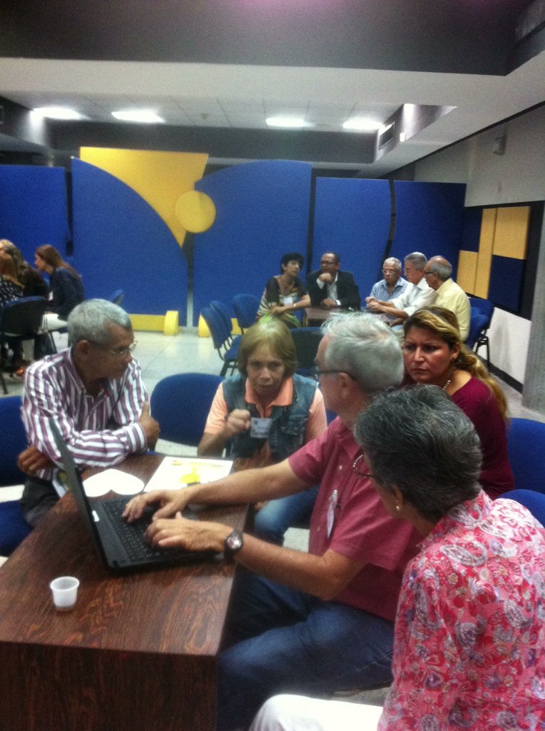 identidad_ucab's tweet photo. En este momento nuestros profesores en las mesas de trabajo @ucabguayana https://t.co/LThvMfpiyy