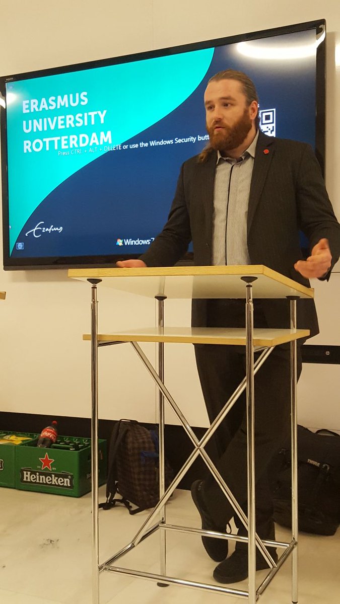 Socialisten zijn internationalisten! Raadslid Tom Weerdmeester ( <a href="/TcwTom/">Tom Weerdmeester</a> ) vertelt een groep internationale studenten waar de SP voor staat en wat wij van plan zijn in Rotterdam.