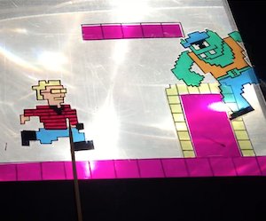 Première demain à 19h de la courte forme PIXÈLE-MOI! Deux manipulatrices aux commandes d'un rétroprojecteur: Un héros d'arcade en théâtre d'objets? Tout à fait! #theatre #objets #gamer