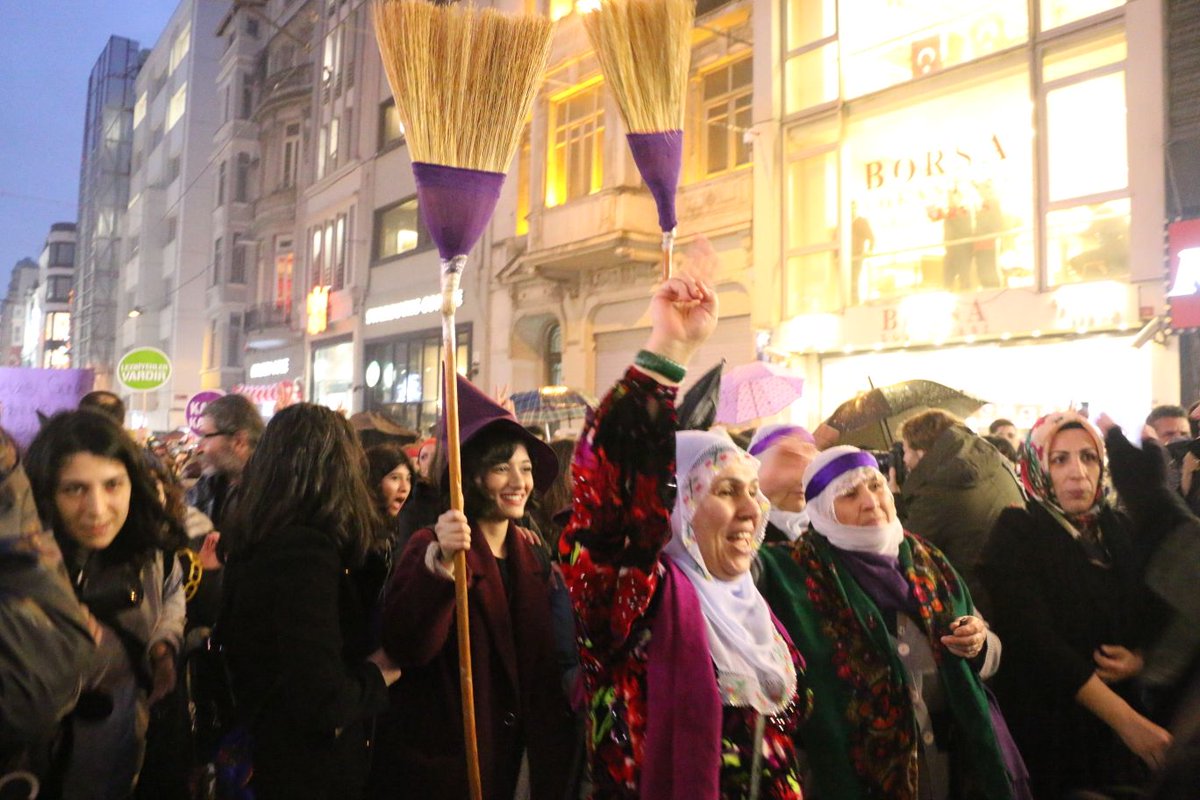 8 Mart Dünya Kadınlar Günü nedeniyle Fransız Kültür Merkezi önünde toplanan binlerce kadın, sloganlar eşliğinde İstiklal Caddesi'nde yürüyüşe geçti. #Mucizemsin #kadınınayaksesleri