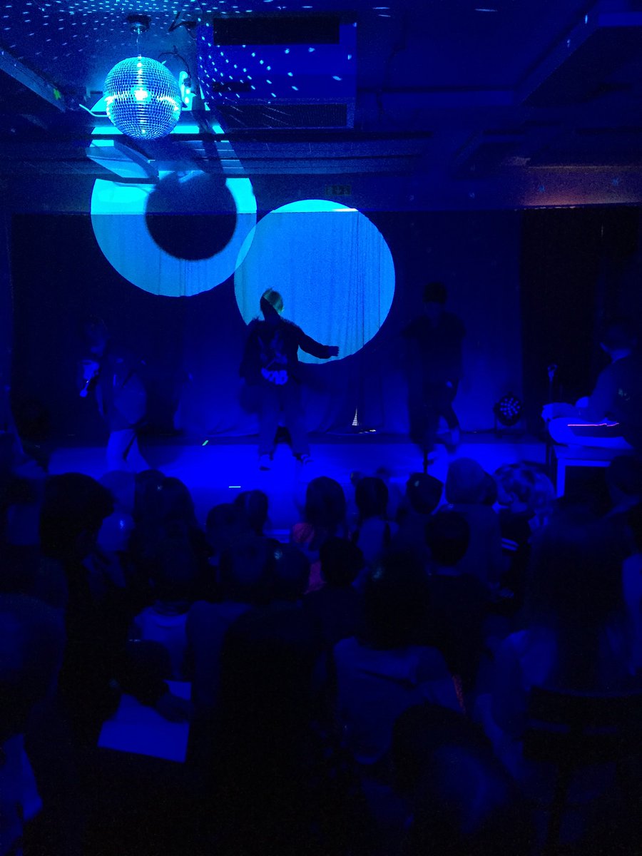 Mellotider har hittat in på #runbackafritids. Den som vill får uppträda och alla får applåder av en härlig publik! 👏💃🕺🎼