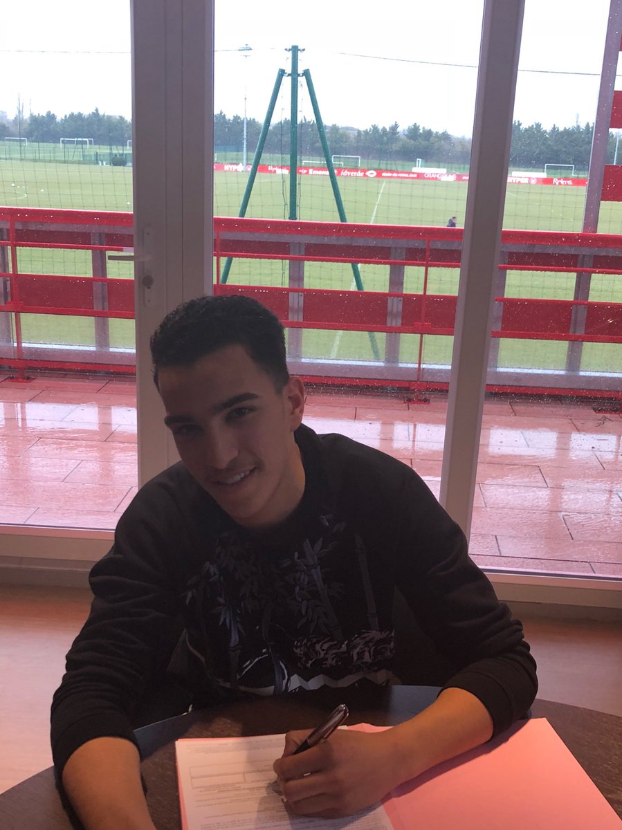 usfamanagement's tweet photo. Félicitations Hamza Khida pour la signature de ton premier contrat professionnel au Stade Reims ! Merci pour ta confiance 🤝🤙 
#17ans #PremierContratPro #Talent #usfamanagement #StadeDeReims https://t.co/vCAoXZD6Hj