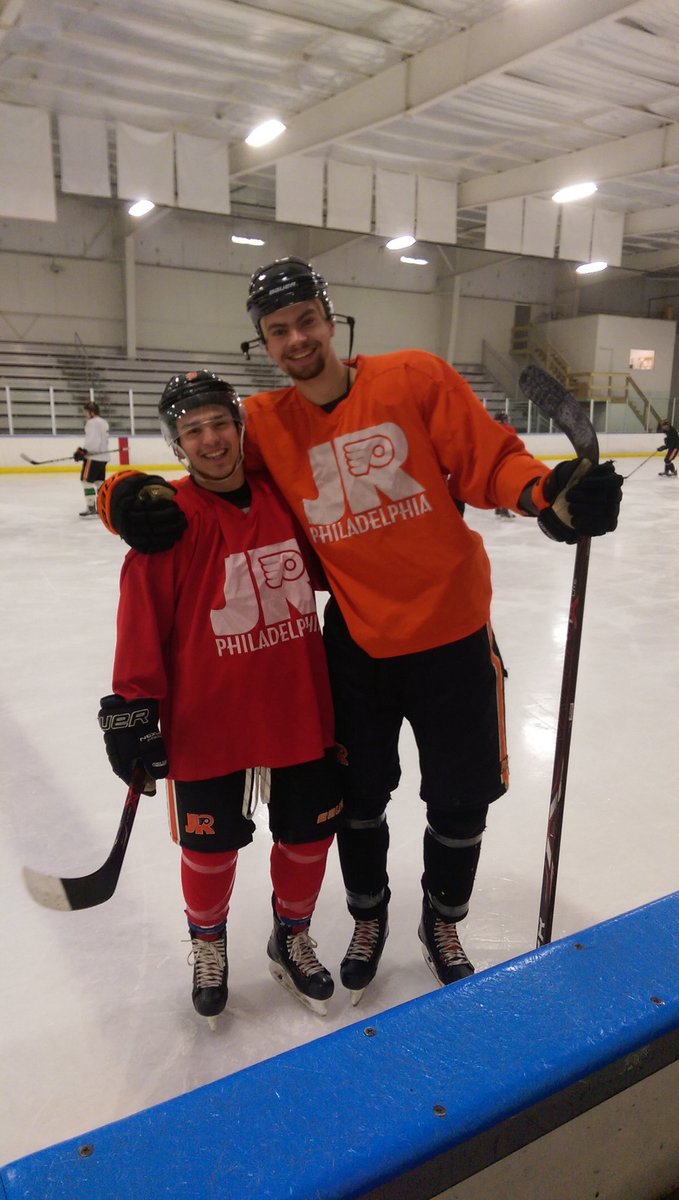 EHLJRFlyers's tweet photo. EHL Team 
A few pics from the #JRFlyers Final Practice 
@JustinW1410 6'7 and @KHARRIS_92  5'8 looks like its take you kid to work day 😁😁
@EHL_Hockey  
A fun time was had by all as the boys shared the Ice one final time https://t.co/hvpSToKbK4