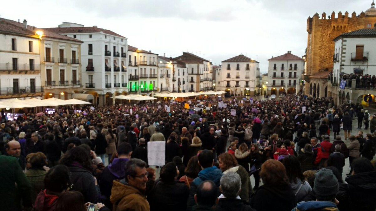 Podemos_EXT's tweet photo. #Extremadura entera se ha unido para decir alto y claro: Sin feminismo no se avanza ✊✊

Gracias al movimiento feminista y a los colectivos por visibilizar esta lucha que es la semilla para las generaciones futuras 🙋‍♀️🙋‍♀️

#HuelgaFeminista https://t.co/HSWqIPvakh