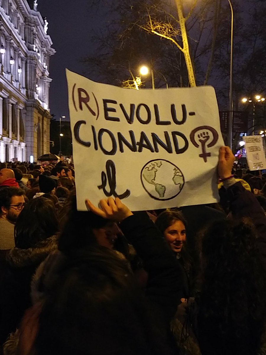 chicasnuevas24h's tweet photo. "Con o sin ropa, mi cuerpo no se toca" corean mujeres de todas las edades en la manifestación en Madrid #huelga #8demarzo #DiaDeLaMujer https://t.co/EBRyJ5a4i0
