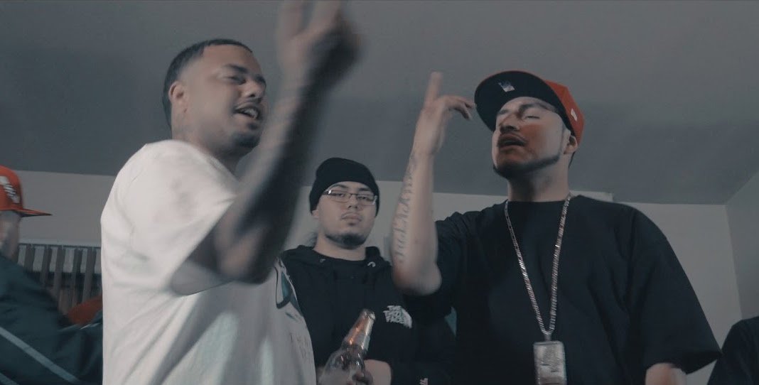 FOE Boyz – Around Me (Music Video): The FOE Boyz get with ArcazeOnTheBeat and IceyyFilms for “Around Me”. The gun toting crew lets their opps know that they keep a couple of rough guys in their corner just in case they have to go to war. Check out the… thizzler.com/blog/2018/03/0…