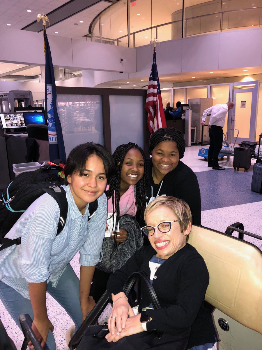 HAIS_ECHS's tweet photo. Our #MUN students in their way to #NYC for the @NHSMUN conference met a new friend at the airport. https://t.co/3Nfwl39wlr