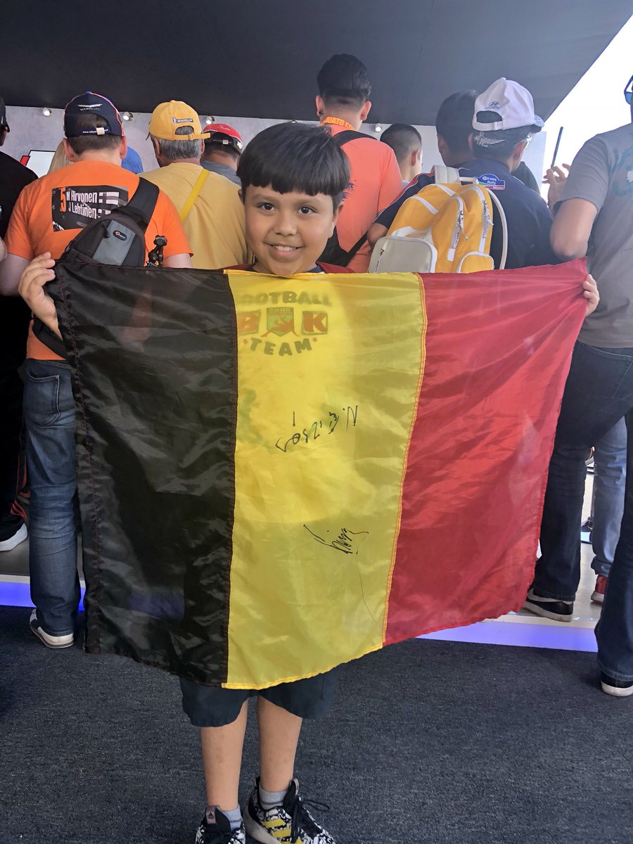 thierryneuville's tweet photo. Autograph session is live at the service park! So proud to have such a cool young fan 😍🇲🇽 with a Belgian flag!! 🤗
#RallyMexico #WRC https://t.co/QZOMHClUNx