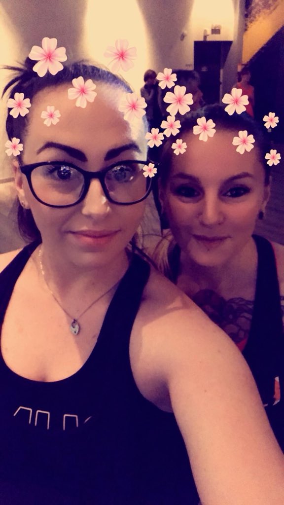 MAYAS15's tweet photo. #FitAttack #musculation with my partner😍💦🔥💥💪 and thanks to Fitness Park for the pink 🌹 ( #womensday 👸) #fitnesspark #fitnessparklaon #handisport #fitness #fitmom #training #workout https://t.co/gbi950L09H