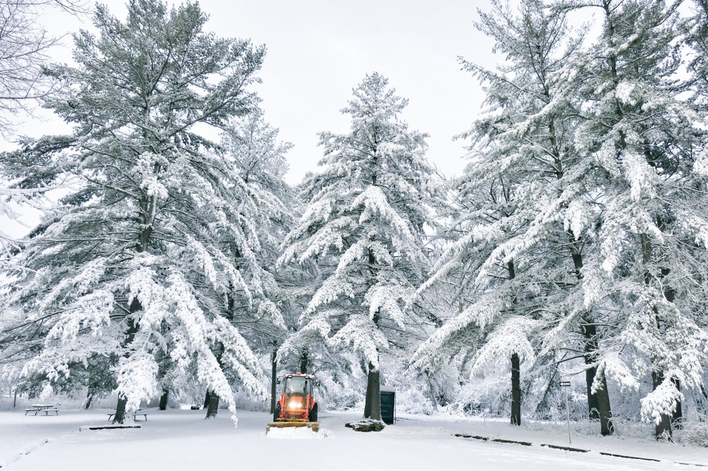 JamesSLees's tweet photo. Snow plowing in the stunning Dundas Valley Conservation Area #worklife #winterstill #snow #explorehca #Canada https://t.co/1Ot9ly72Oi