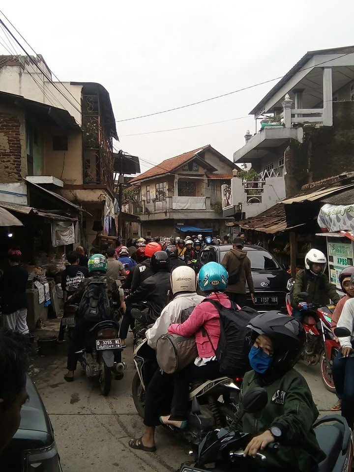 Aboebol's tweet photo. @PRFMnews jln.altrnatif kp.cibiuk padat merayap. https://t.co/KHZ1kMgJMC