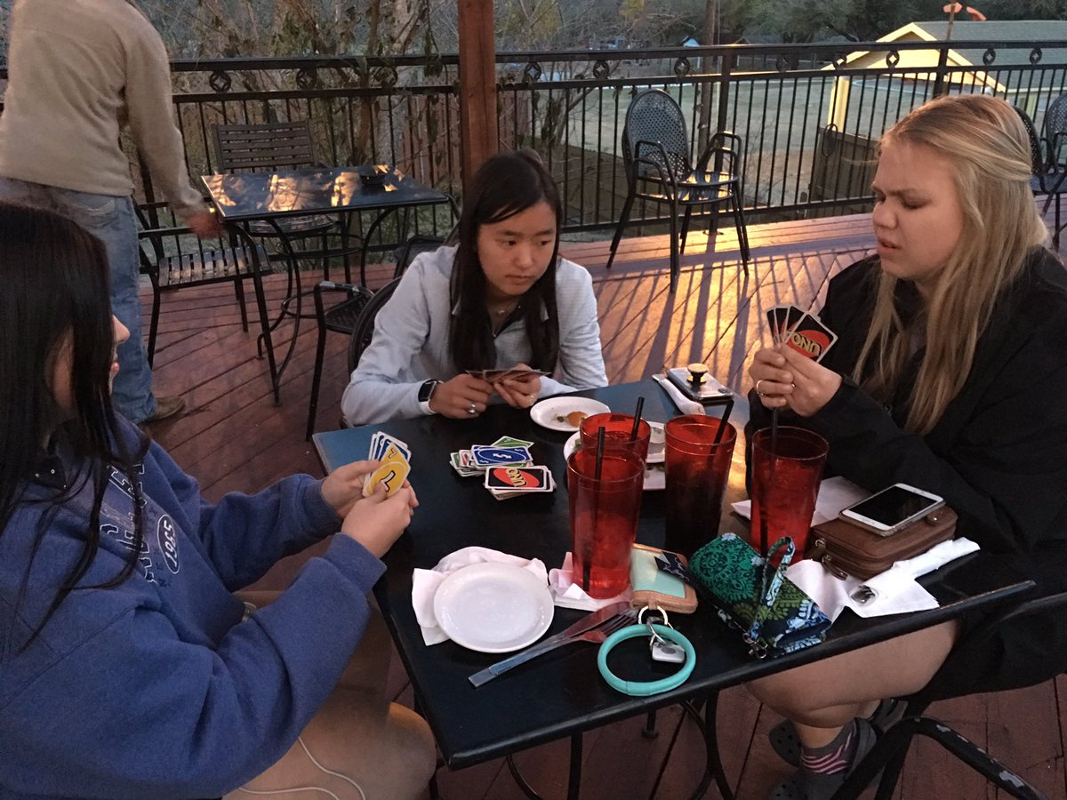 candee_collins's tweet photo. Dinner with the crew @ one of our favorite places!! The Londoner, Rockwall, Tx.  Connect 4 &amp; UNO games are on!! #DistrictPreview #pirategolf https://t.co/6ijnA0bX7V