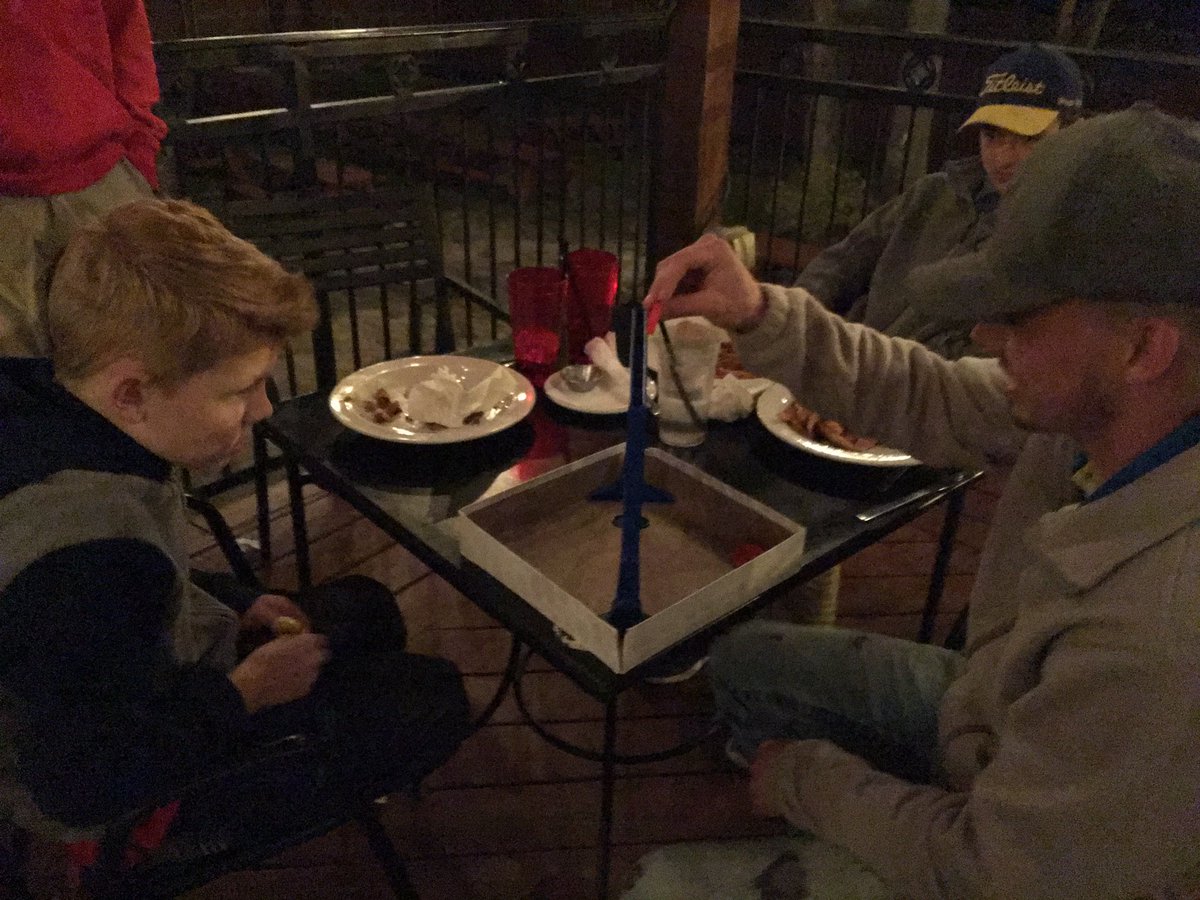 candee_collins's tweet photo. Dinner with the crew @ one of our favorite places!! The Londoner, Rockwall, Tx.  Connect 4 &amp; UNO games are on!! #DistrictPreview #pirategolf https://t.co/6ijnA0bX7V