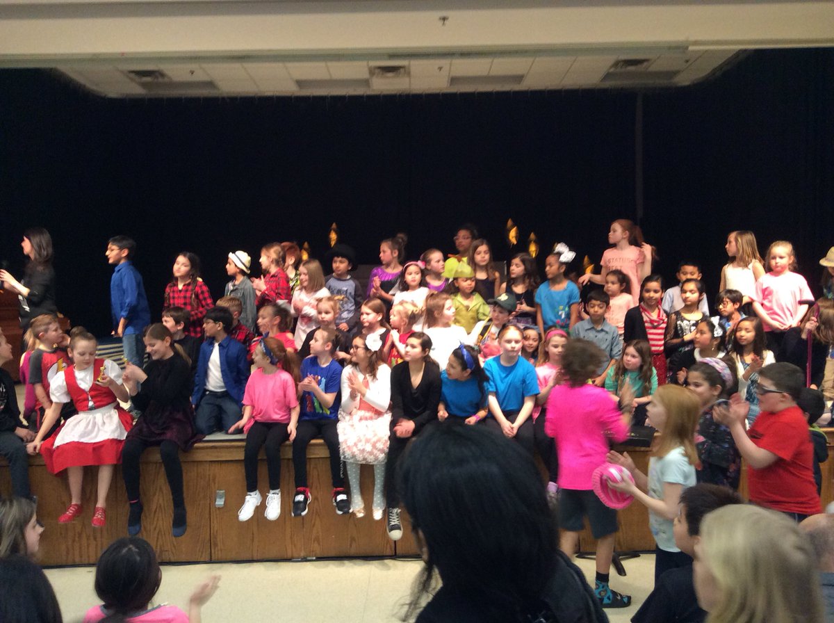 jbrzezinski2's tweet photo. What an awesome night of talent!  I loved all 36 acts!  Way to go Huskies.  The talent show had quite the variety from KDG through Fifth! #hillthinkers https://t.co/Wikxqgd1s0