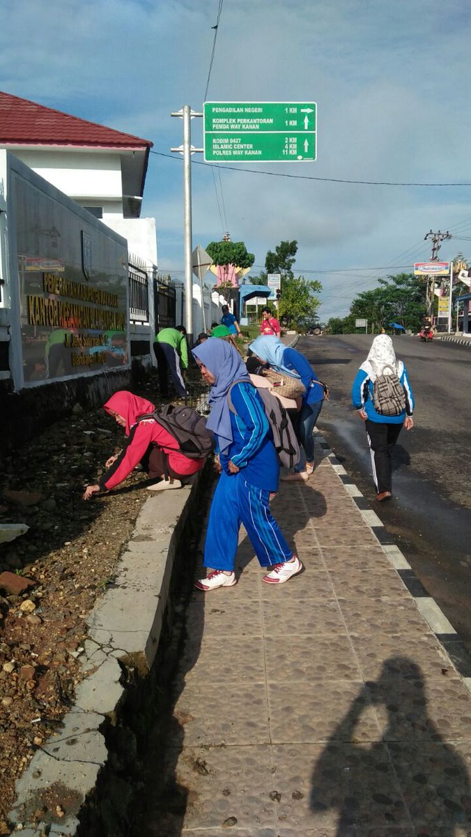 Gerebek sampah salah satu upaya dalam meraih adipura dan melestarikan lingkungan @jokowi @EkoSandjojo @taufikmadjid71 @fachrilabalado @tppindonesia @KemenDesa #Prukades #tppilampung #tppiwaykanan #harisampahnasional