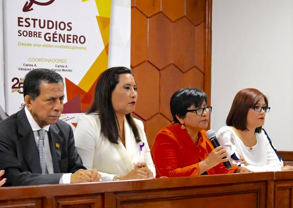 VeracruzIVM's tweet photo. La directora del Instituto Veracruzano de las Mujeres, @Yola_OlivaresP participó como comentarista en la presentación del libro "Estudios de Género" editado por la Universidad de Xalapa a cargo del rector, Carlos García Méndez. https://t.co/hZo5RZ9pVj