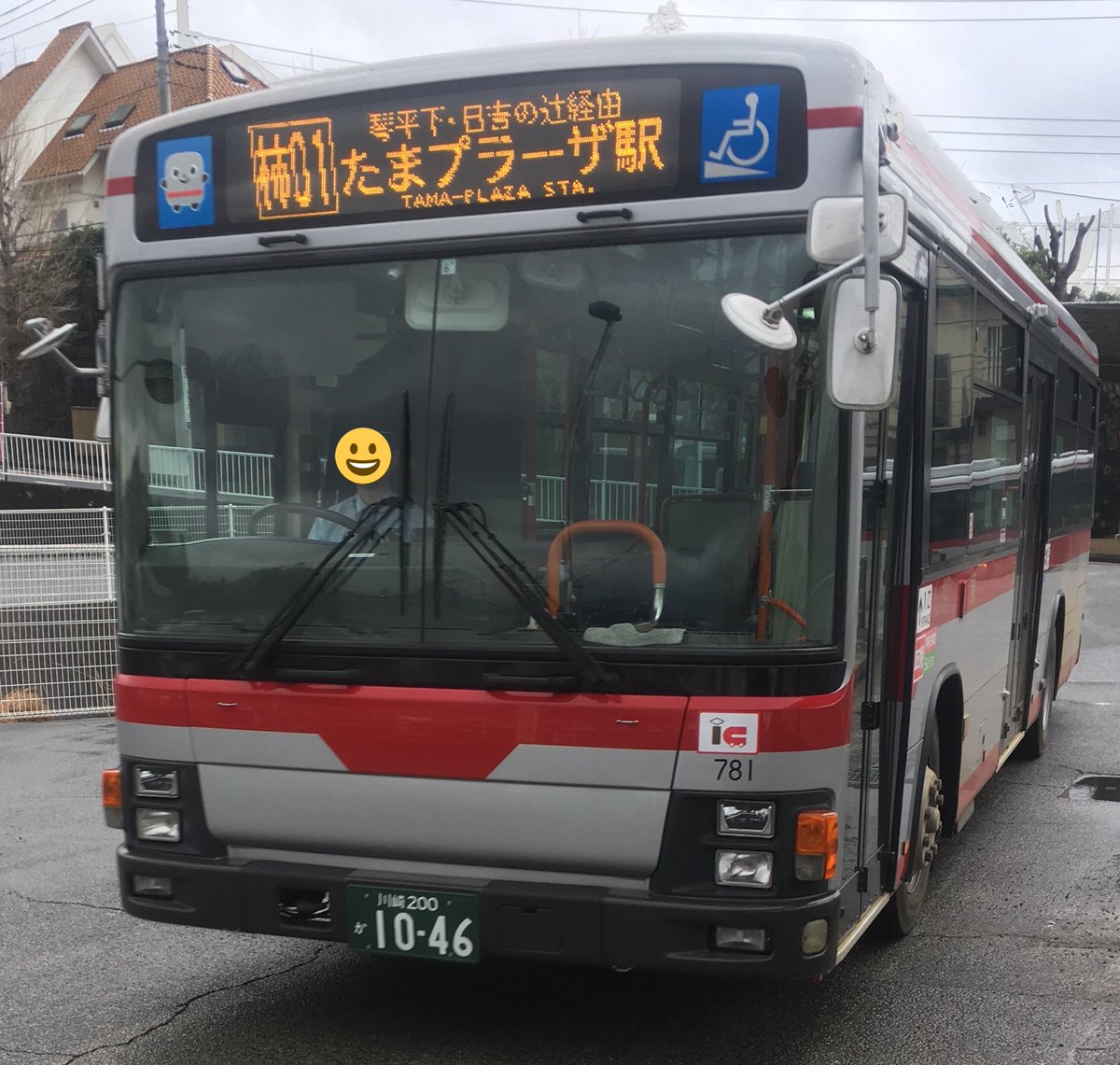 ミーハー属性no 9 東急バス 柿01 柿生駅 たまプラーザ駅なう 小田急線 田園都市線を結ぶ路線では珍しい 東急バス単独の路線 車両は虹が丘営業所のエルガワンステップn尺車 Nj781 狭い道を長めのエルガが走る たまプラへれっつら