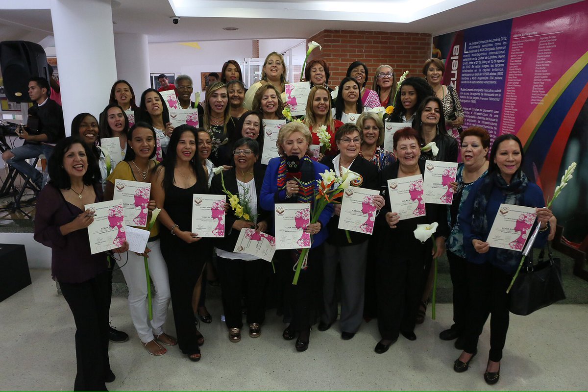 PuntoOlimpico's tweet photo. #TeamRojas45 Este jueves 8 de marzo dirigentes, entrenadoras, atletas, árbitros y hasta madres del deporte se reunieron en la sede del Comité Olímpico Venezolano para festejar sus conquistas y compartir sus vivencias en el Encuentro de Líderes https://t.co/ymtgldOoWe