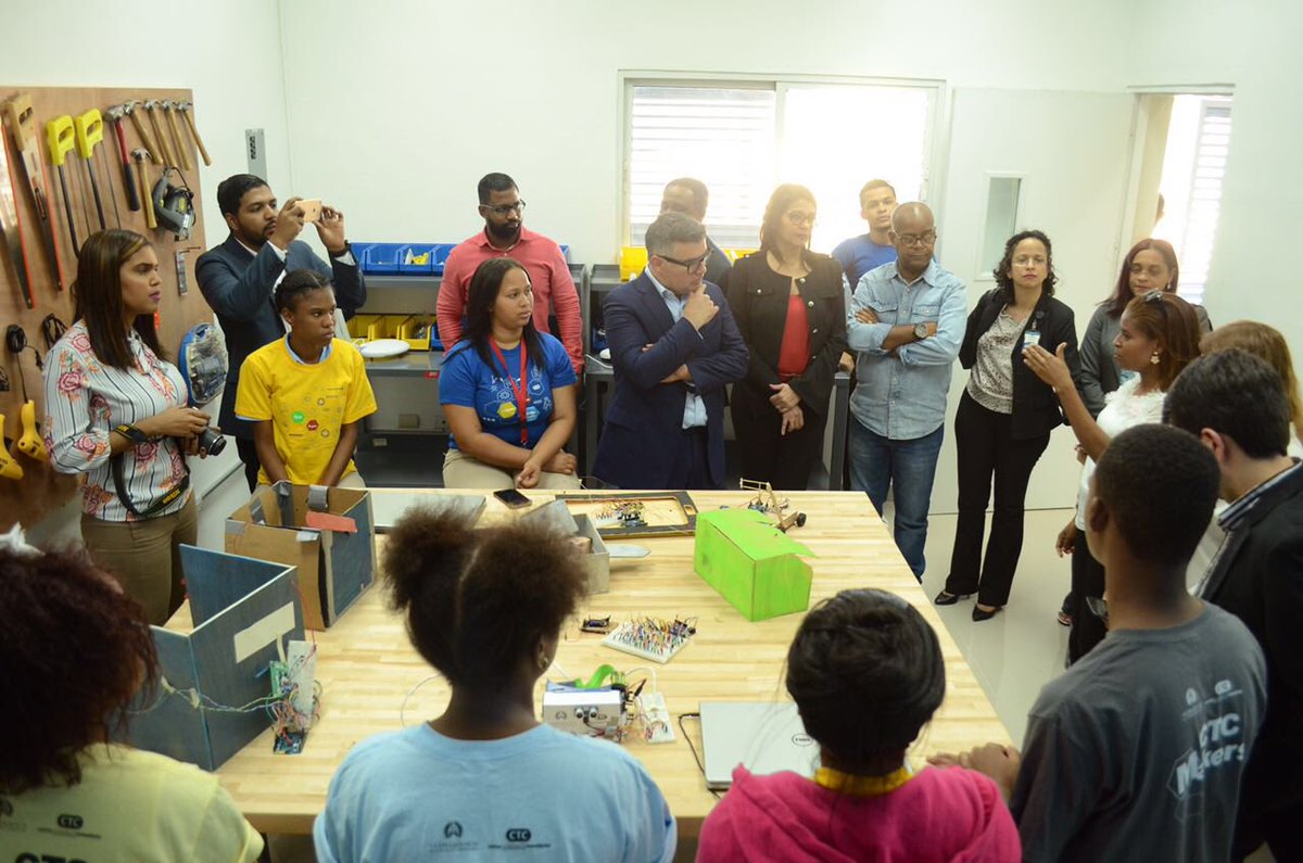 CTCRDO's tweet image. 💻 El director de @DellLatAm conoce la metodología #Maker, las impresoras 3D y nuestro primer estudio fotográfico en el #CTCLaNuevaBarquita.