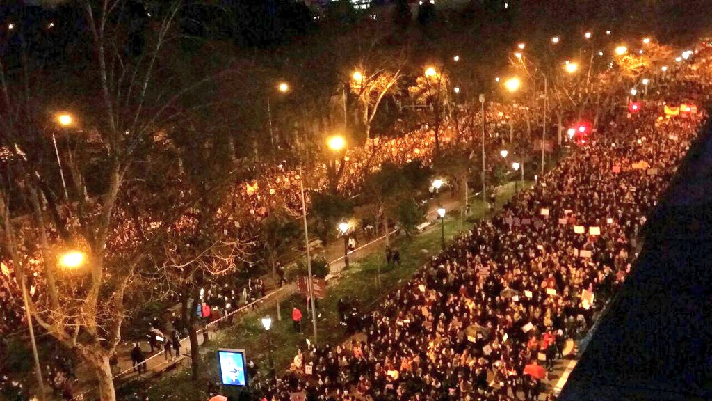 asamcarabanchel's tweet photo. #8MarzoHuelgaFeminista

Fotos panorámicas del desborde feminista en Madrid

1-Recoletos
2-Cibeles
3-Calle Alcalá
4-Gran Vía

Todo el recorrido lleno de gente, no se podía avanzar.
La manifestación más grande en Madrid en mucho tiempo. https://t.co/g44JzyTDxJ