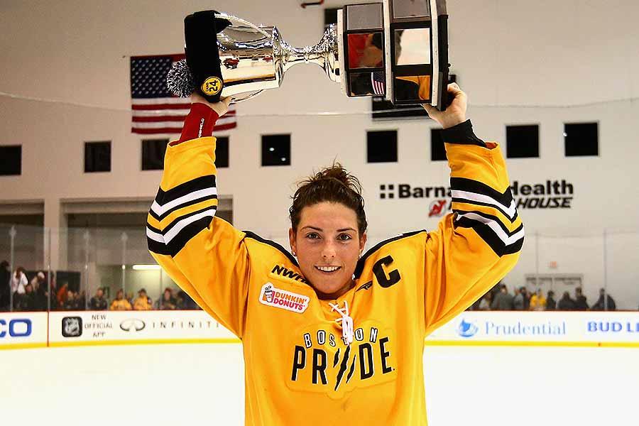 CompleteHkyNews's tweet photo. Hilary Knight is jumping off the sinking NWHL ship, signing with Les Canadiennes de Montreal of the CWHL. https://t.co/5ArfQu4Nri