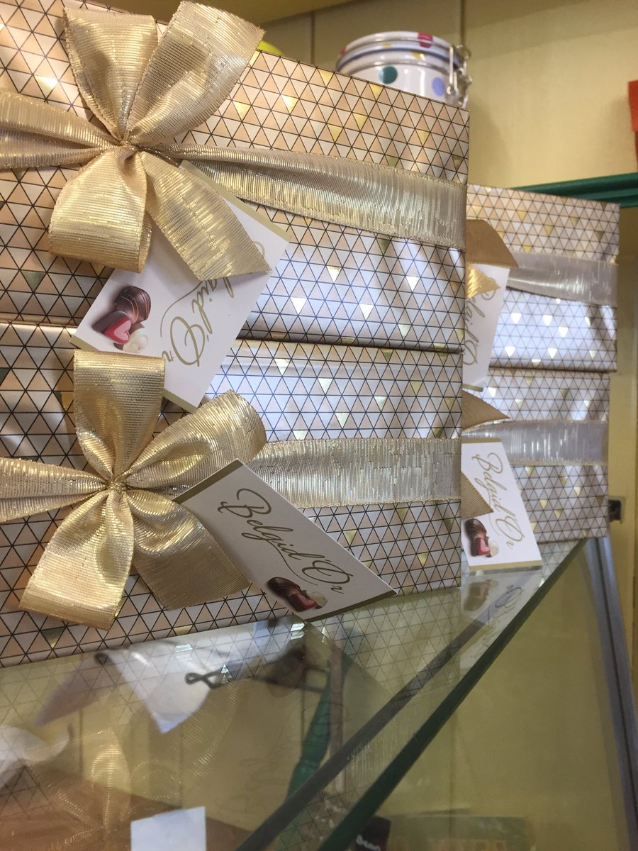 DartmouthIce's tweet photo. We sell a variety of luxury chocolates at The Good Intent, Dartmouth. Choose the flavours you like and have them boxed... the perfect gift for Mother’s Day! #MothersDay #chocolates #seashells #praline #proseccotruffle #truffles #giftwrapped #gift https://t.co/qBEtL6CbZn