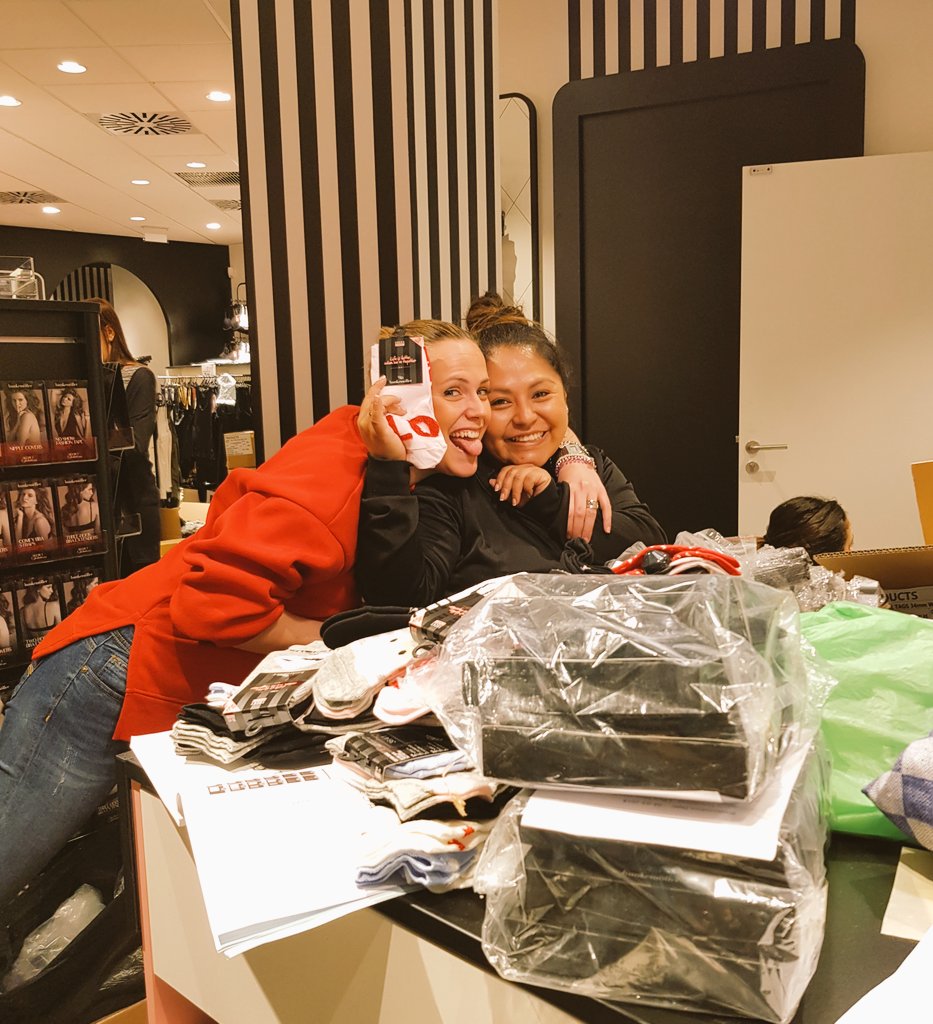 @EvamoralesHKM <a href="/MonicaAnasi/">Monica A</a> <a href="/GilsanzEva/">Eva Gilsanz Toquero</a> <a href="/BlythmanMarina/">Marina</a> con sheros de #cordoba quitando bultos:) a por faena! <a href="/CarmenRP1408/">Carmen Román del Pozo</a> unas campeonas! #newopening #hunkemöller <a href="/Hunkemoller/">Hunkemöller</a>