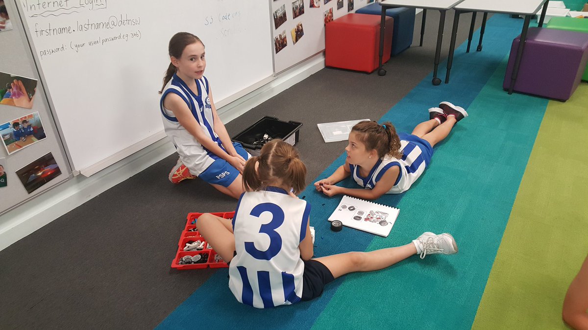 PeakhurstSouth's tweet photo. First robotics club for 2018 #girlscancode https://t.co/mDzBh7kkfv