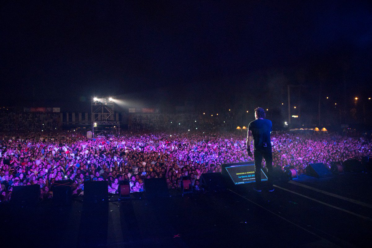 carlosvives's tweet image. Gracias Lima por una noche espectacular! Juntos en Concierto! #VivesEnLima #VivesTour