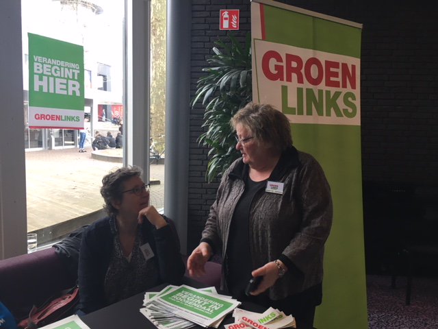 links_groen's tweet photo. Gisteren, op de Dag van de Roosendaalse Democratie, kwam GroenLinks met 32 procent van de stemmen als overtuigende overwinnaar uit de bus! Deze verkiezingsdag voor jongeren was georganiseerd door de gemeente Roosendaal. Aan het einde van de dag konden alle 350 scholieren stemmen. https://t.co/iG0Vu2ePNL