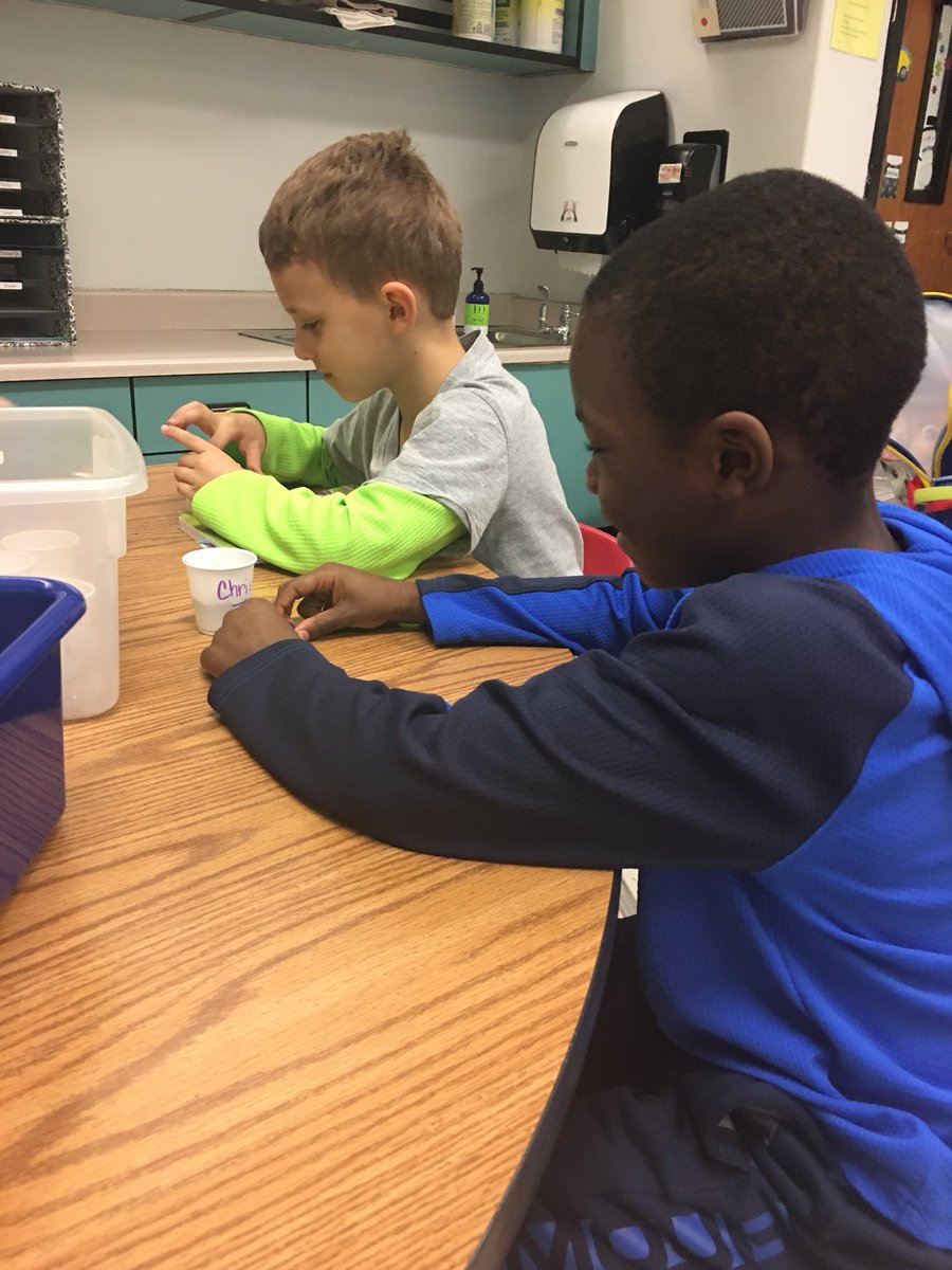 c_ljayne's tweet photo. Planting our Jelly bean and Lima bean garden!🌱 #suCCEss https://t.co/djx8S8P2aJ