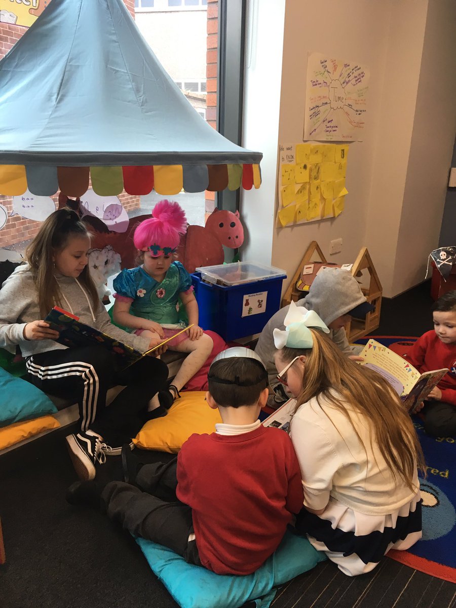 mcdonnell_mrs's tweet photo. Our World Book Day was a great success today. Fab costumes and lovely shared reading session with P7/6 📚 @ClydePrimary @MrKings_Class https://t.co/QGPXJLlWXy