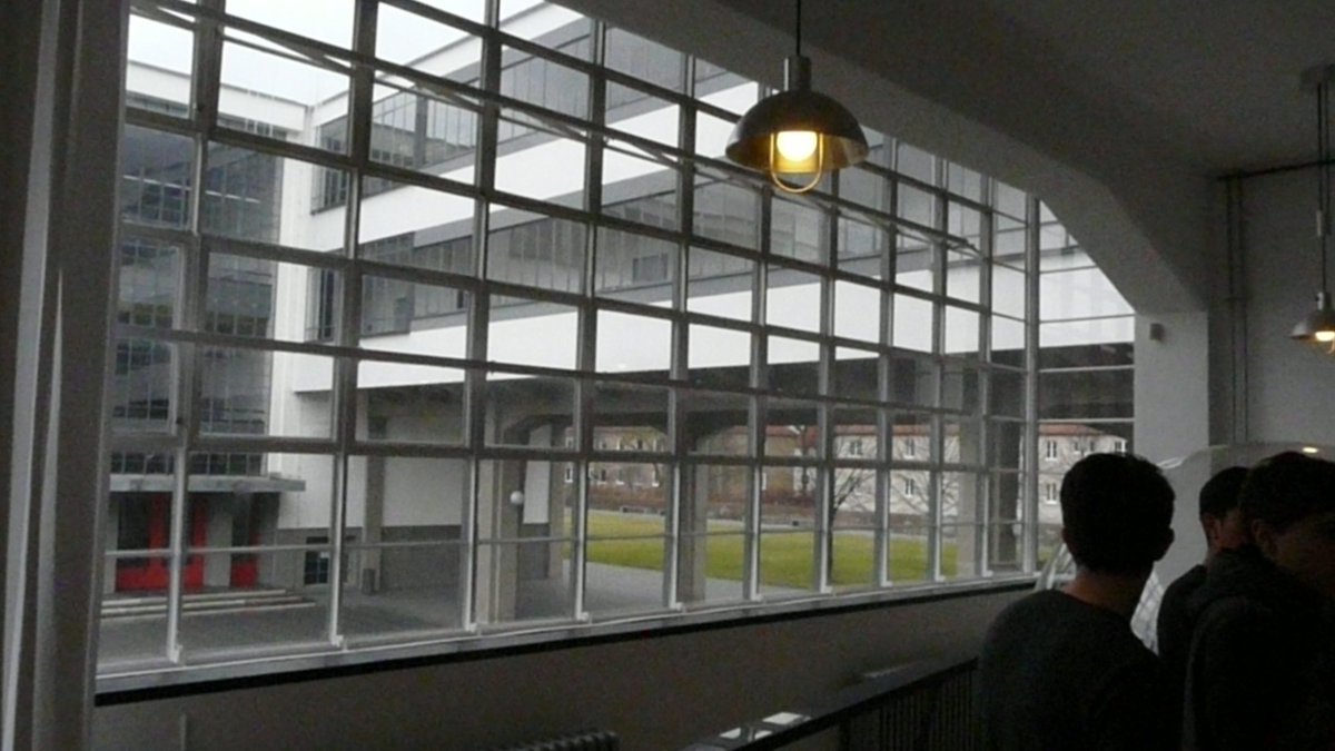 giovannirealdi's tweet photo. Rari, rarissimi, i casi in cui la campanella dell’ultima ora – quella di fine mattinata – non sia capace di interrompere l’attività didattica. #metaprof
[Immagine: Dessau, Germania – sede Bauhaus – 1917] @MarsilioMorena @giuliavaldi @orporick https://t.co/ap4nieoeTQ https://t.co/sdAKaBG1CK