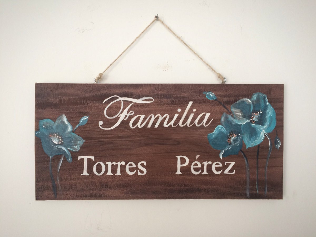 LaMarucha_'s tweet photo. El apellido de tu familia en un #woodsign pintado a mano ❣️ #reclaimedwood #repurposed #family #familylove #familiafeliz #personalizado #apellidos #turquesa #flores #poppy #pintadoamano #hechoenecuador #LaMarucha #marucheando https://t.co/hZqStLpBIk