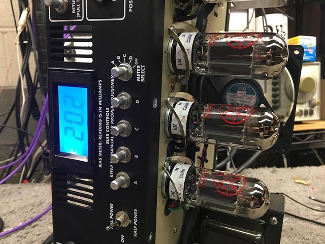 FuchsAudio's tweet image. I&apos;m your biggest fan, although I may be biased. About 20-ma 😎#fuchsaudio #fuchsaudiotech #fuchsaudiotechnology #fuchsodsii #fuchsods #madeinusa🇺🇸 #handmade #purple #greattone #notyourdaddiesdumble #tubeamps #tubeampsrule #futone #americanmusicalsuppl… ift.tt/2HeWg7R