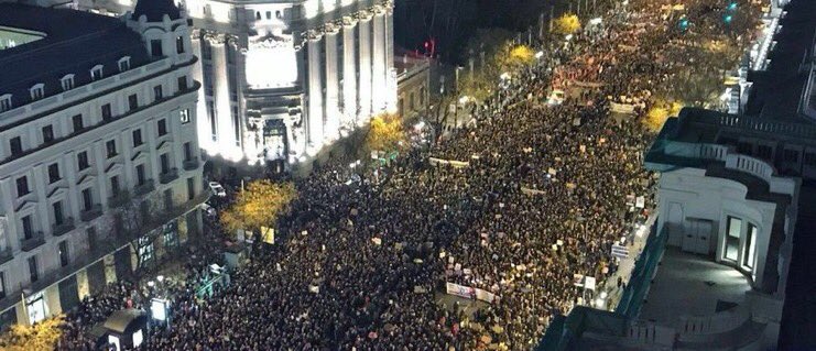 lau_duart's tweet photo. Ha sido un día histórico. Una jornada emocionante y sin precedentes. Me ha conmovido especialmente la fuerza y la energía de las mujeres más jóvenes (muchas de ellas todavía menores de edad), que sufren el machismo cada día. Hoy han sido cientos de miles. #8deMarzoHuelgaFeminista https://t.co/eaoUbGPCsc