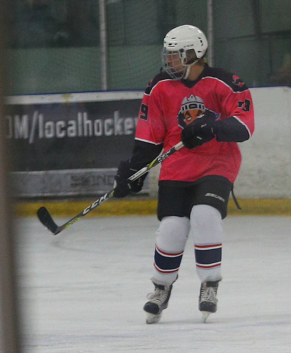 jbcrewgreece's tweet photo. March 7: More photos of Justin playing hockey at the Los Angeles Kings Valley Ice Center in Panorama City, California. https://t.co/EsZMMzppt6