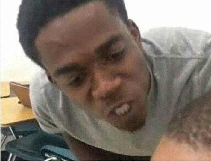 thewhitebori's tweet photo. Mami: Tengo 4 manzanas. Le di 2 manzanas a Juan. ¿Cuantas manzanas me quedan? 

My dumb ass: ......5?

*Pone la correa en la mesa*

Mami: TENGO 4 MANZANAS. LE DI 2 A JUAN. ¿CUANTAS ME QUEDAN? https://t.co/XabcwnTv4H