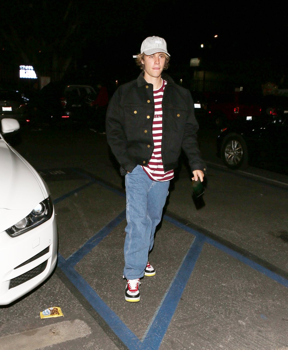 jbcrewgreece's tweet photo. March 7: More photos of Justin arriving at the Los Angeles Kings Valley Ice Center in Panorama City, California. https://t.co/vhcjsS8KGq