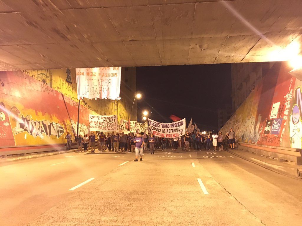 marinapagno's tweet photo. Marcha do Dia 8 de Março entra no Túnel da Conceição, sentido C/B. Trânsito bloqueado! Lentidão no acesso a Porto Alegre pela Legalidade e na saída do Centro pela Julio de Castilhos devido ao protesto. 
Evitem essas vias @GauchaZH https://t.co/kbhId3JqHs