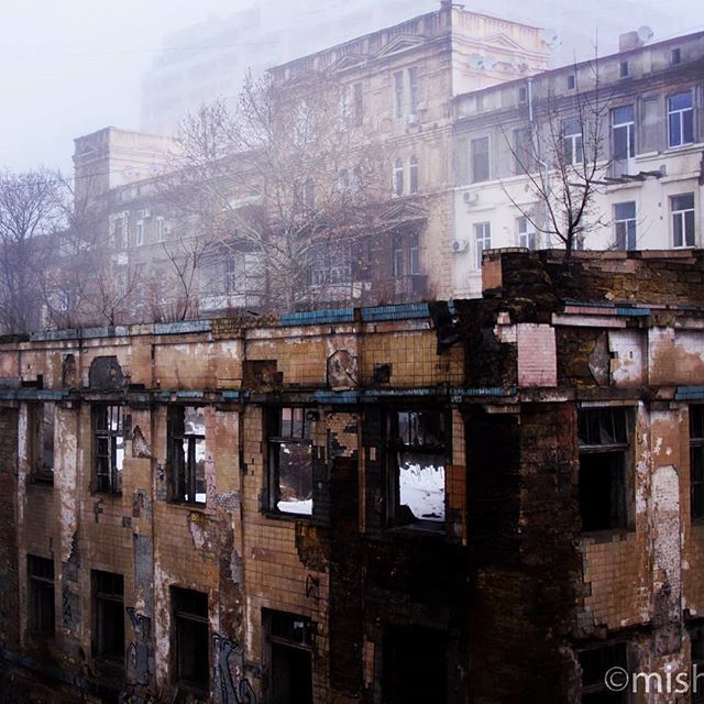 Layer #odessa #architecture #ruins #ukraine #oldbuilding #ruinedbuilding #nowindows #fog ift.tt/2Hkf05X